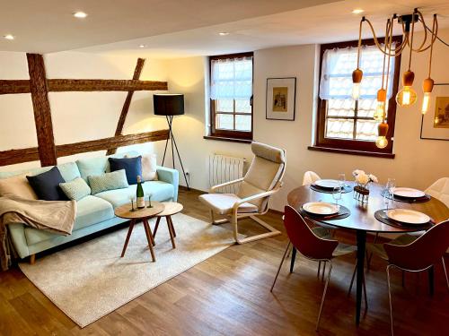 un salon avec un canapé et une table dans l'établissement Au pied des remparts à Eguisheim, à Eguisheim