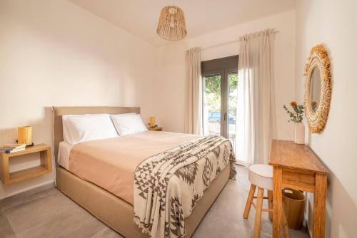 sypialnia z łóżkiem, stołem i oknem w obiekcie Irene's Sunny apartment w mieście Kos