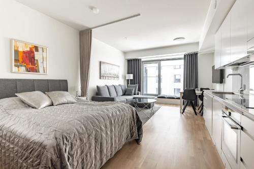 1 dormitorio con 1 cama y sala de estar en Brand-new City Home 33m2, en Tampere