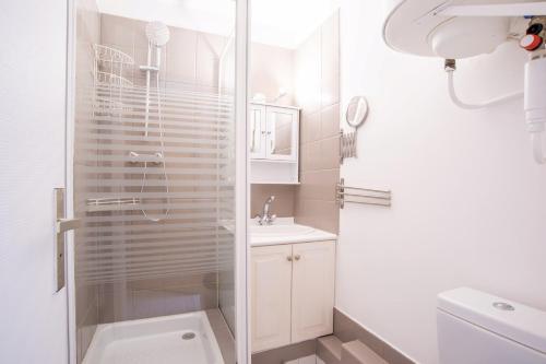 une salle de bain avec une douche, des toilettes et un lavabo dans l'établissement Nice Studio With Balcony At 7 Min From The Beach, à Bormes-les-Mimosas