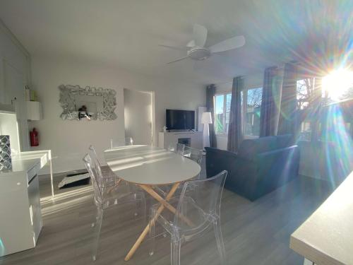 a living room with a table and chairs and a couch at #Casafouilloy Appartement de plein pied avec grande terrasse in Fouilloy