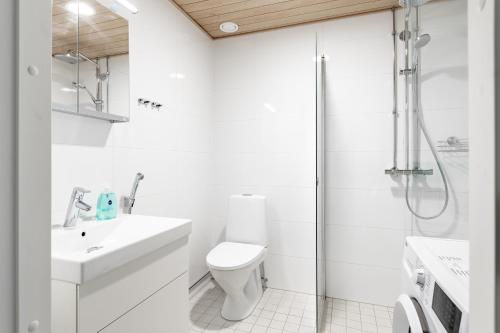 Kylpyhuone majoituspaikassa Brand-new City Home 33m2