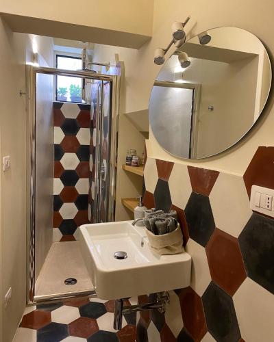 a bathroom with a sink and a mirror at Casa VicoloLungo Nardó in Nardò