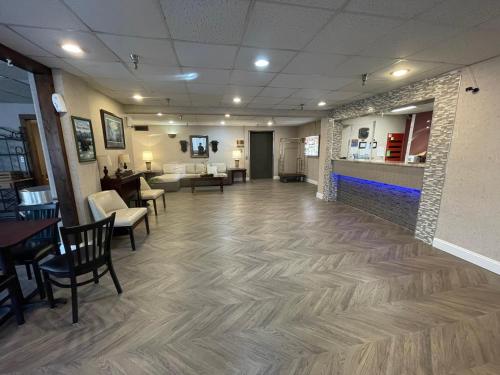 a waiting room with tables and chairs and a lobby at Hotel Pigeon Forge in Pigeon Forge