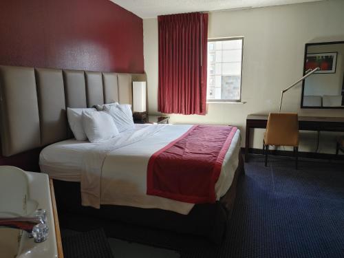 Postel nebo postele na pokoji v ubytování Hotel Pigeon Forge