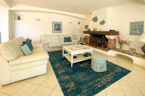 un salon avec deux canapés et une cheminée dans l'établissement Villa 10 people with Private Pool 250m from the sea, à Saint-Aygulf