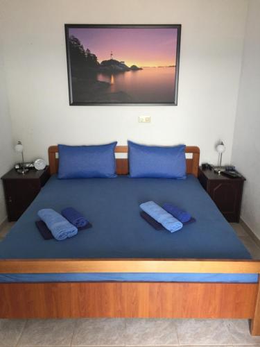 1 dormitorio con 1 cama con sábanas azules y almohadas azules en Villa Berlin, en Bol