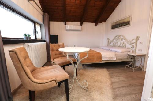 Bujtina Oxhaku — Photo of the whole room
