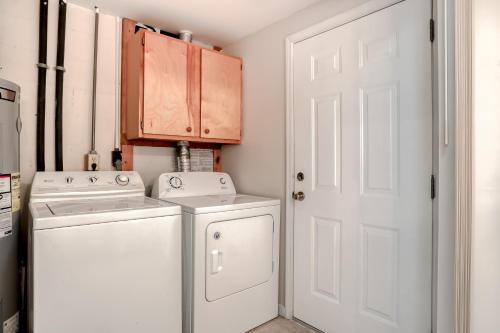 una lavanderia bianca con lavatrice e asciugatrice di Beachside snowbird escape with fenced yard & washer/dryer - walk to beach access a Baptist Medical Center/Beaches Heliport