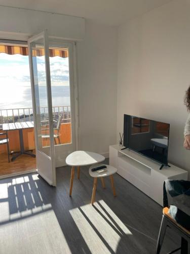 un salon avec un canapé, une télévision et une table dans l'établissement Splendide vue dans ce studio !, à Ajaccio