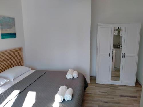 Un dormitorio con una cama con zapatillas blancas. en suite room malpensa b&b en Cardano al Campo