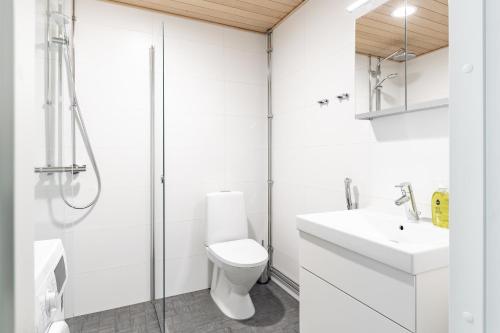 A bathroom at Brand-new City Home 2