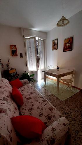 a living room with a bed and a table at B&B Rosa in Samarate
