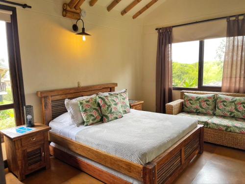 1 dormitorio con cama de madera y ventana en Fincas Panaca HERRERÍA 7 Grupo VIP, en Quimbaya