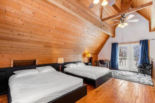 Un pat sau paturi într-o cameră la Summit Chalet