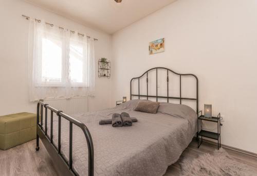 ein Schlafzimmer mit einem großen Bett mit zwei Handtüchern darauf in der Unterkunft Villa Lucija in Biograd na Moru