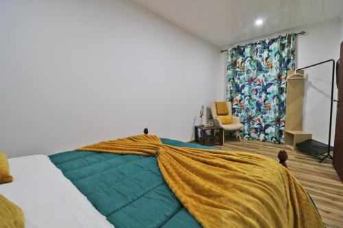 una camera da letto con un letto coperto di Casa 4 Estações a Arrifes
