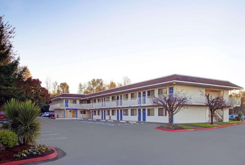 a large building with a parking lot at Motel 6-Troutdale, OR - Portland East in Troutdale