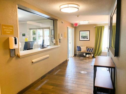 een gang van een ziekenhuis met een spiegel en een kamer bij Sonesta Simply Suites Jacksonville in Jacksonville