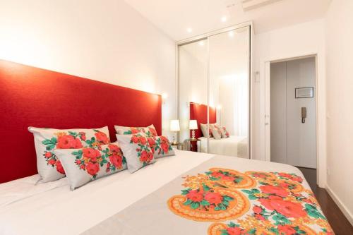 um quarto com uma cama grande e uma cabeceira vermelha em Apartamento Avenida em Viana do Castelo