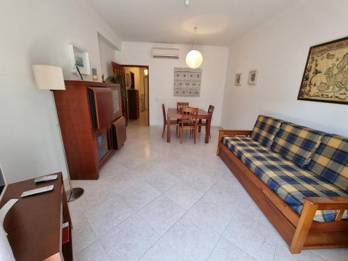 un soggiorno con divano e tavolo di Apartamento Praia de Altura by Homekeys ad Altura