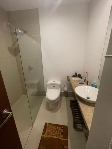 een badkamer met een toilet, een wastafel en een douche bij Condominio Campestre Laguna Club Cartagena in Los Arrayanes