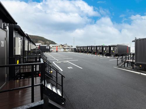 恵那市にあるHOTEL R9 The Yard 恵那の空き駐車場(トレーラー付)