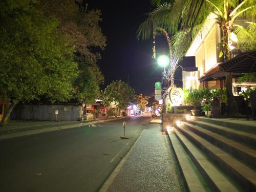 a city street at night with a street light at Villa Siki Sanur, Relax & Enjoy in Sanur
