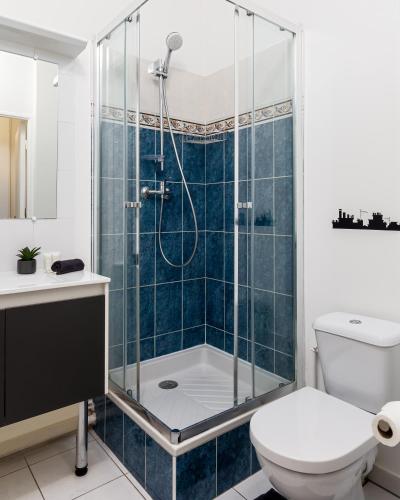 une salle de bain avec douche et toilettes dans l'établissement Cocoon 2 Proche - Disney Paris- Parking gratuit, à Serris