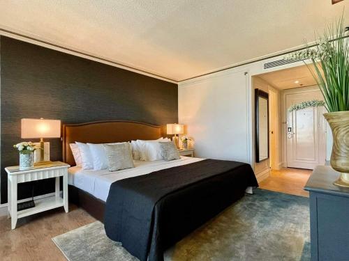 Grand Regal Hotel Davao tesisinde bir odada yatak veya yataklar