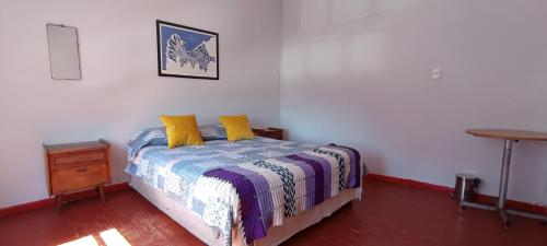 A bed or beds in a room at Selva Hospedaje