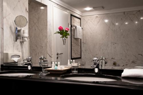 Un baño de SORAT Insel-Hotel Regensburg
