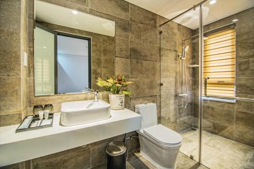 W łazience znajduje się umywalka, toaleta i prysznic. w obiekcie Sea Light Hotel Da Nang w mieście Da Nang