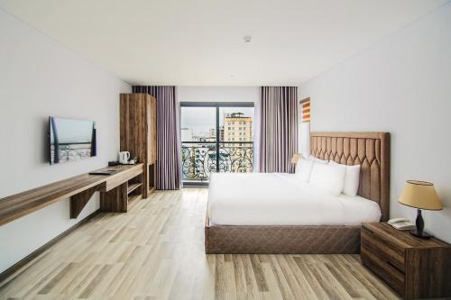 Pokój hotelowy z łóżkiem i balkonem w obiekcie Sea Light Hotel Da Nang w mieście Da Nang
