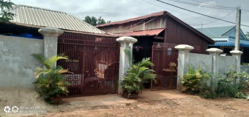 una puerta de madera frente a un edificio en Bee Bee's Chalets home stay and trekking en Banlung