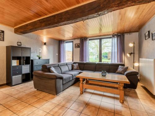 sala de estar con sofá y mesa en Gite in Lessive close to Rochefort en Rochefort