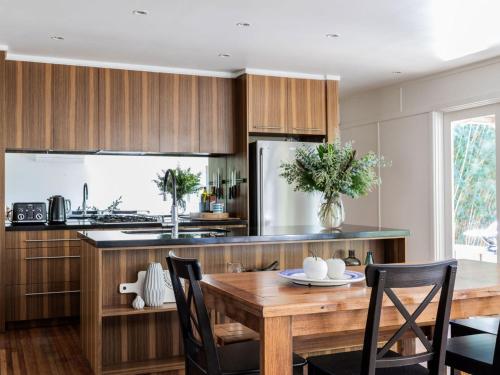 Dapur atau dapur kecil di Equanimity Luxurious tranquil Kangaroo Valley home