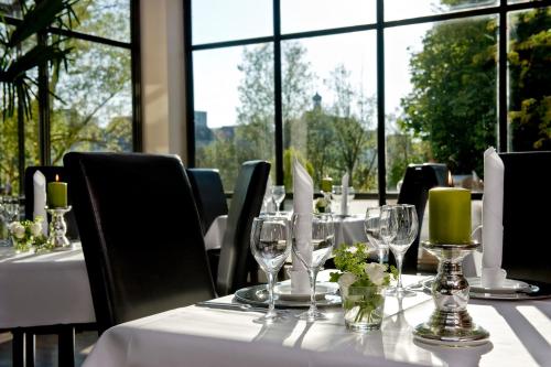 A restaurant or other place to eat at SORAT Insel-Hotel Regensburg