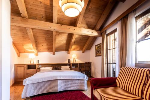 Anterivo的住宿－Ferienhaus Winkler，一间卧室配有一张大床和一张沙发