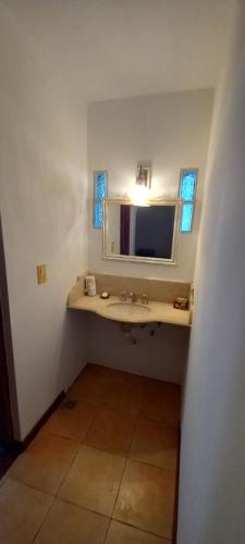 ein Bad mit einem Waschbecken und einem Spiegel in der Unterkunft Departamentos Parque Lineal in San Salvador de Jujuy