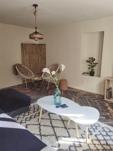 un salon avec un vase de fleurs sur une table dans l'établissement Appartement Lauzet-Ubaye, au Lauzet-Ubaye