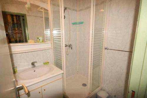 une salle de bain avec douche et lavabo dans l'établissement Résidence MARMOTTES - Studio pour 4 Personnes MAE-2574, à Gourette