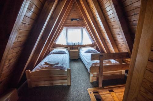 Un pat sau paturi într-o cameră la CW Wyspa Energetyk w Polańczyku - Camping