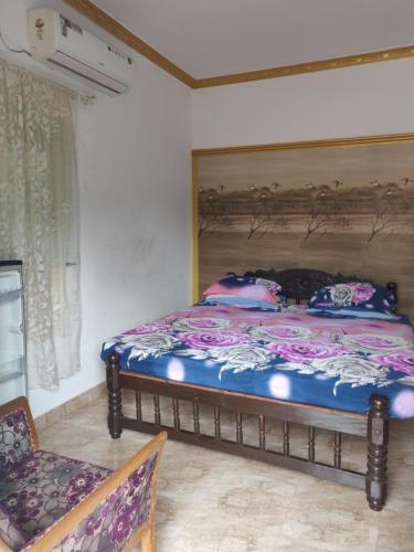 BardezにあるMaria guest houseの部屋にベッドがある寝室