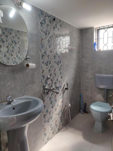 BardezにあるMaria guest houseの洗面台とトイレ付きのバスルーム