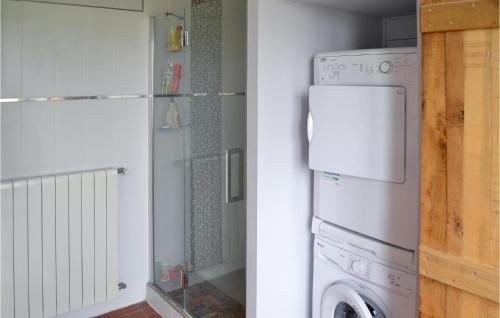 a kitchen with a refrigerator and a washing machine at Nice Home In Saint-Jean-D'angle in Saint-Jean-dʼAngle
