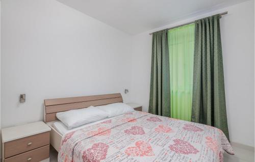 เตียงในห้องที่ Beautiful Apartment In Salatici With 2 Bedrooms, Wifi And Outdoor Swimming Pool
