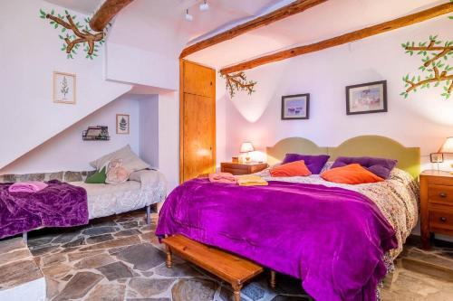 A bed or beds in a room at Alojamiento Rural Cuatro Estaciones