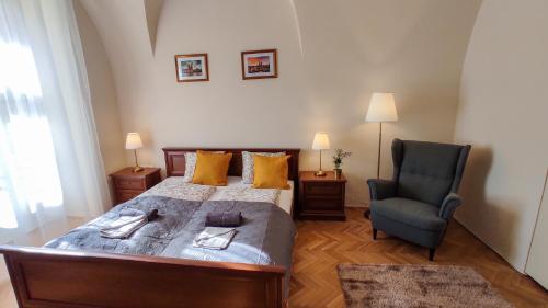 Postel nebo postele na pokoji v ubytování Theatroom Apartman