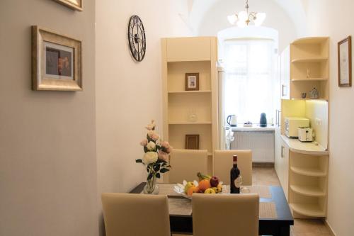 jadalnia i kuchnia ze stołem i krzesłami w obiekcie Theatroom Apartman w Egerze